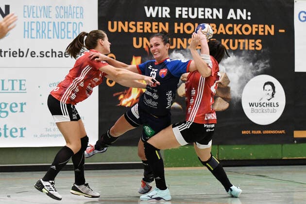Szimonetta Toepelt-Gera ( 15, SG H2KU Herrenberg) setzt sich gegen Jenny Choinowski ( 27, BSV Sachsen Zwickau) und Simona Stojkovska ( 23, BSV Sachsen Zwickau) durch, SG H2KU Herrenberg vs. BSV Sachsen Zwickau, 2. Handball Bundesliga Frauen, 3. Spieltag, Saison 19 20, 121.09.2019, SG H2KU Herrenberg vs. BSV Sachsen Zwickau, 2. Handball Bundesliga Frauen, 3. Spieltag, Saison 19 20, 121.09.2019 Dettingen an der Erms