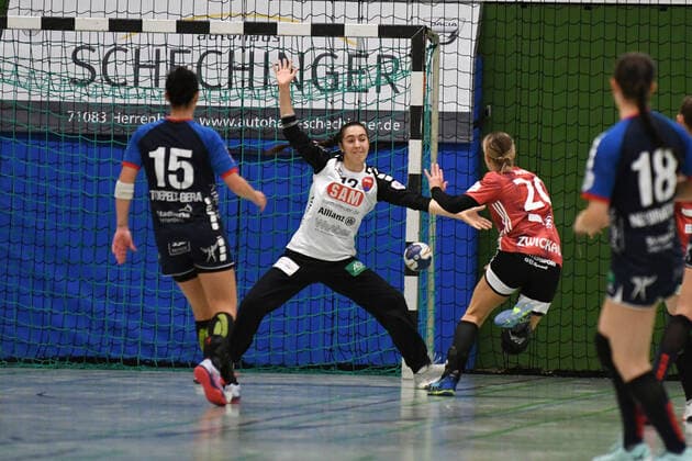 Laura Waldenmaier ( 12, SG H2KU Herrenberg) im DUell mit Petra Nagy ( 20, BSV Sachsen Zwickau), SG H2KU Herrenberg vs. BSV Sachsen Zwickau, 2. Handball Bundesliga Frauen, 3. Spieltag, Saison 19 20, 121.09.2019, SG H2KU Herrenberg vs. BSV Sachsen Zwickau, 2. Handball Bundesliga Frauen, 3. Spieltag, Saison 19 20, 121.09.2019 Dettingen an der Erms