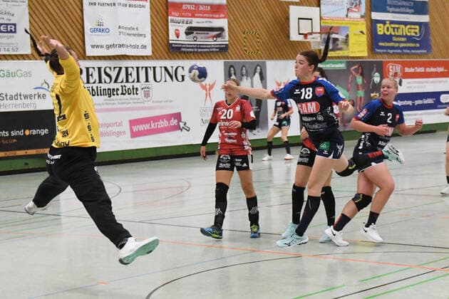 Lea Neubrander ( 18, SG H2KU Herrenberg) bei einem Angriff, SG H2KU Herrenberg vs. BSV Sachsen Zwickau, 2. Handball Bundesliga Frauen, 3. Spieltag, Saison 19 20, 121.09.2019, SG H2KU Herrenberg vs. BSV Sachsen Zwickau, 2. Handball Bundesliga Frauen, 3. Spieltag, Saison 19 20, 121.09.2019 Dettingen an der Erms