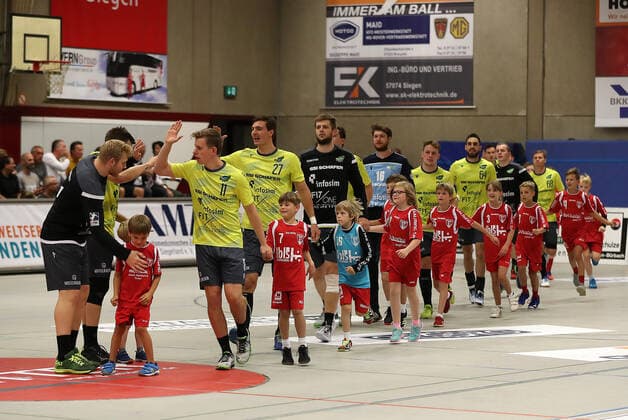 TuS Ferndorf - DJK Rimpar Wölfe, 21.09.2019 Die DJK Rimpar Wölfe werden vor Spielbeginn von Kids des TuS Ferndorf in die Halle begleitet, Kreuztal Stählerwiese Deutschland
