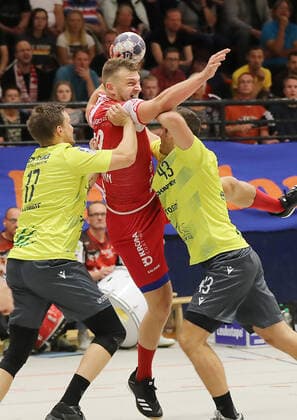 TuS Ferndorf - DJK Rimpar Wölfe, 21.09.2019 Bildmitte: Andreas Bornemann (TuS Ferndorf) wird von (links) Patrick Schmidt (DJK Rimpar Wölfe) und Benedikt Brielmeier (DJK Rimpar Wölfe) geblockt, Kreuztal Stählerwiese Deutschland