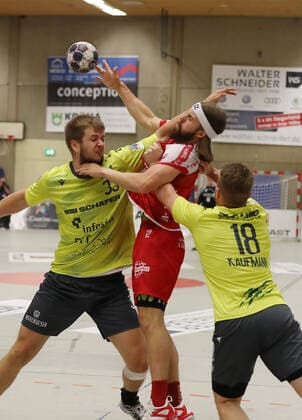 TuS Ferndorf - DJK Rimpar Wölfe, 21.09.2019 Bildmitte: Julius Lindskog Andersson (TuS Ferndorf) gegen (links) Michael Schulz (DJK Rimpar Wölfe) und Steffen Kaufmann (DJK Rimpar Wölfe), Kreuztal Stählerwiese Deutschland