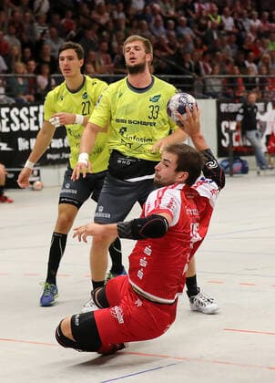TuS Ferndorf - DJK Rimpar Wölfe, 21.09.2019 Von links: Philipp Meyer und Michael Schulz (DJK Rimpar Wölfe) können Thomas Rink (TuS Ferndorf) nicht am 5.2 hindern, Kreuztal Stählerwiese Deutschland