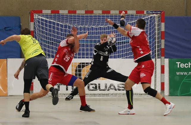 TuS Ferndorf - DJK Rimpar Wölfe, 21.09.2019 Bildmitte: Torwart Tim-Dominik Hottgenroth (TuS Ferndorf) mit einer seiner Paraden gegen Patrick Schmidt (DJK Rimpar Wölfe), Andreas Bornemann (TuS Ferndorf) und Branimir Koloper (TuS Ferndorf) Kreuztal Stählerwiese Deutschland