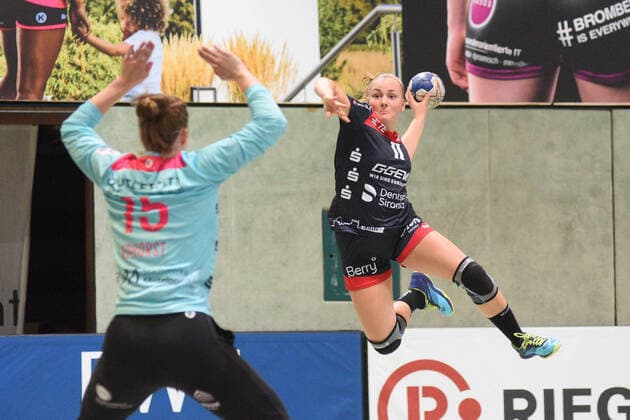 Sarah Dekker (HSG Bensheim Auerbach 11) gegen Madita Kohorst (TusSies Metzingen 15) im Tor TusSies Metzingen, Handball, HBF, Ligaspiel, 21.09.2019, Foto:TBaur Eibner TusSies Metzingen vs. HSG Bensheim-Auerbach Metzingen Copyright: xToBaurx EibnerxPressefotox EP_TB