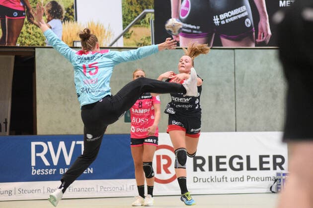 Sarah Dekker (HSG Bensheim Auerbach 11) gegen Madita Kohorst (TusSies Metzingen 15) im Tor TusSies Metzingen, Handball, HBF, Ligaspiel, 21.09.2019, Foto:TBaur Eibner TusSies Metzingen vs. HSG Bensheim-Auerbach Metzingen Copyright: xToBaurx EibnerxPressefotox EP_TB