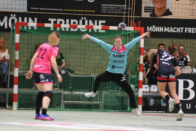 Madita Kohorst (TusSies Metzingen 15) im Tor gegen Julia Maidhof (HSG Bensheim Auerbach 27) TusSies Metzingen, Handball, HBF, Ligaspiel, 21.09.2019, Foto:TBaur Eibner TusSies Metzingen vs. HSG Bensheim-Auerbach Metzingen Copyright: xToBaurx EibnerxPressefotox EP_TB