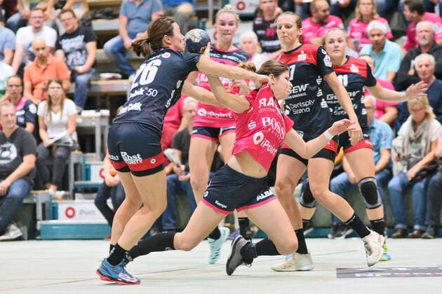 Patricia Kovacs (TusSies Metzingen 9) gegen Sarah van Gulik (HSG Bensheim Auerbach 26) TusSies Metzingen, Handball, HBF, Ligaspiel, 21.09.2019, Foto:TBaur Eibner TusSies Metzingen vs. HSG Bensheim-Auerbach Metzingen Copyright: xToBaurx EibnerxPressefotox EP_TB