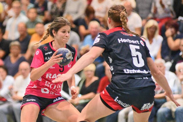 Patricia Kovacs (TusSies Metzingen 9) gegen Isabelle Hurst (HSG Bensheim Auerbach 5) TusSies Metzingen, Handball, HBF, Ligaspiel, 21.09.2019, Foto:TBaur Eibner TusSies Metzingen vs. HSG Bensheim-Auerbach Metzingen Copyright: xToBaurx EibnerxPressefotox EP_TB