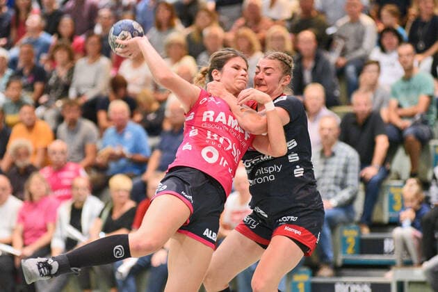 Patricia Kovacs (TusSies Metzingen 9) gegen Isabelle Hurst (HSG Bensheim Auerbach 5) TusSies Metzingen, Handball, HBF, Ligaspiel, 21.09.2019, Foto:TBaur Eibner TusSies Metzingen vs. HSG Bensheim-Auerbach Metzingen Copyright: xToBaurx EibnerxPressefotox EP_TB