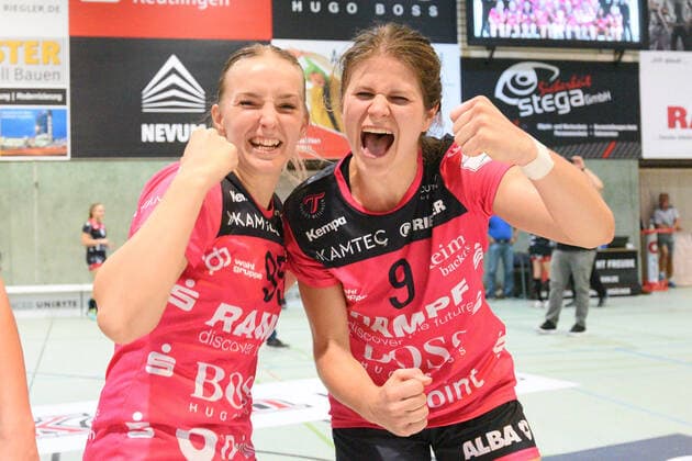 Dorina Korsos (TusSies Metzingen 95) und Patricia Kovacs (TusSies Metzingen 9) freuen sich das sie wieder daheim gewinnen konnten TusSies Metzingen, Handball, HBF, Ligaspiel, 21.09.2019, Foto:TBaur Eibner TusSies Metzingen vs. HSG Bensheim-Auerbach Metzingen Copyright: xToBaurx EibnerxPressefotox EP_TB