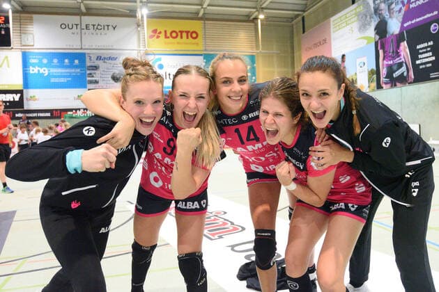 Madita Kohorst (TusSies Metzingen 15) im Tor , Dorina Korsos (TusSies Metzingen 95) , Anika Niederwieser (TusSies Metzingen 14) , Patricia Kovacs (TusSies Metzingen 9) und Nicole Roth (TusSies Metzingen 16) im Tor freun sich ueber den Heimsieg TusSies Metzingen, Handball, HBF, Ligaspiel, 21.09.2019, Foto:TBaur Eibner TusSies Metzingen vs. HSG Bensheim-Auerbach Metzingen Copyright: xToBaurx EibnerxPressefotox EP_TB