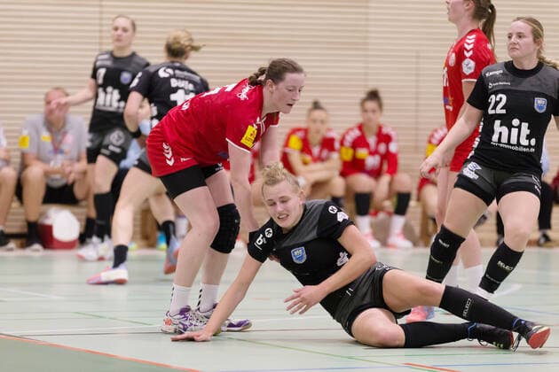 FSG Mainz 05 Budenheim - Buxtehuder SV,21.09.2019,GER,Handball, im Annika Lott,(Buxtehuder SV, 21), am Boden, rechtsLynn Schneider,(Buxtehuder SV, 22), Eibner-Pressefoto Ulrich Scherbaum FSG Mainz 05 Budenheim - Buxtehuder SV Mainz-Budenheim Copyright: xEibner-Pressefoto UlrichxScherbax EP_usm