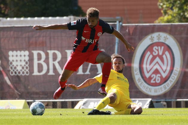 21.09.2019, xavx, Fussball 2. Bundesliga, SV Wehen Wiesbaden - DSC Arminia Bielefeld emspor, v.l. Daniel-Kofi Kyereh (SV Wehen Wiesbaden), Manuel Prietl (Arminia Bielefeld) (DFL DFB REGULATIONS PROHIBIT ANY USE OF PHOTOGRAPHS as IMAGE SEQUENCES and or QUASI-VIDEO) Wiesbaden
