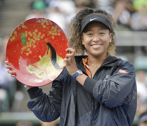 Tennis: Osaka wins Toray Pan Pacific Open Naomi Osaka of Japan holds the trophy after winning the Toray Pan Pacific Open final in Osaka on Sept. 22, 2019. 