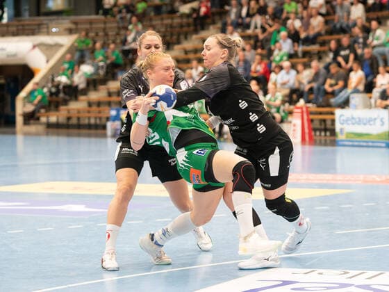 Romy Morf-Bachmann (Frisch Auf Frauen 18) gegen Sina Michels (Kurpfalz Baeren 03) und Lena Feiniler (Kurpfalz Baeren 09), Frisch Auf! Frauen vs. Kurpfalz-Baeren, Handball, Frauen, 1. Bundesliga, 21.09.2019 Frisch Auf! Frauen vs. Kurpfalz-Baeren, Handball, Frauen, 1. Bundesliga, 21.09.2019 Goeppingen Copyright: xEIBNER Michael_Schmidtx EP_MST