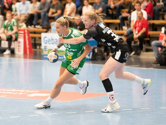 Tina Welter (Frisch Auf Frauen 93) gegen Amelie Moellmann (Kurpfalz Baeren 33)b, Frisch Auf! Frauen vs. Kurpfalz-Baeren, Handball, Frauen, 1. Bundesliga, 21.09.2019 Frisch Auf! Frauen vs. Kurpfalz-Baeren, Handball, Frauen, 1. Bundesliga, 21.09.2019 Goeppingen Copyright: xEIBNER Michael_Schmidtx EP_MST