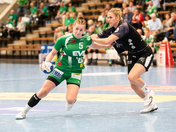 Annika Blanke (Frisch Auf Frauen 05) gegen Sina Michels (Kurpfalz Baeren 03), Frisch Auf! Frauen vs. Kurpfalz-Baeren, Handball, Frauen, 1. Bundesliga, 21.09.2019 Frisch Auf! Frauen vs. Kurpfalz-Baeren, Handball, Frauen, 1. Bundesliga, 21.09.2019 Goeppingen Copyright: xEIBNER Michael_Schmidtx EP_MST