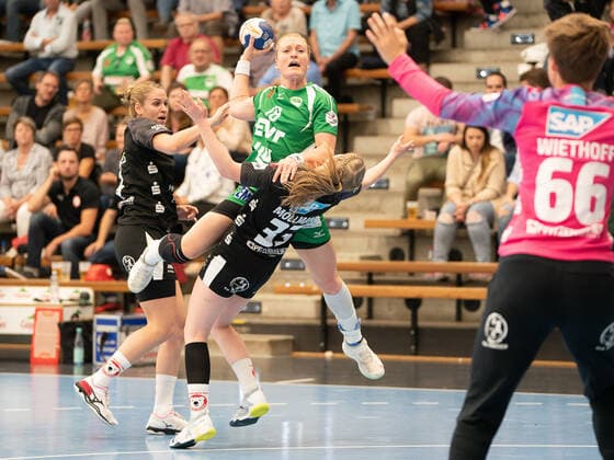 Romy Morf-Bachmann (Frisch Auf Frauen 18) gegen Sina Michels (Kurpfalz Baeren 03)h und Amelie Moellmann (Kurpfalz Baeren 33)b, Frisch Auf! Frauen vs. Kurpfalz-Baeren, Handball, Frauen, 1. Bundesliga, 21.09.2019 Frisch Auf! Frauen vs. Kurpfalz-Baeren, Handball, Frauen, 1. Bundesliga, 21.09.2019 Goeppingen Copyright: xEIBNER Michael_Schmidtx EP_MST