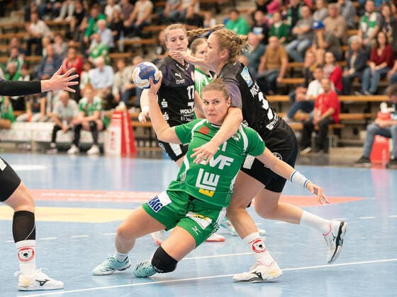 Petra Adamkova (Frisch Auf Frauen 21) gegen Anna Michl (Kurpfalz Baeren 43), Frisch Auf! Frauen vs. Kurpfalz-Baeren, Handball, Frauen, 1. Bundesliga, 21.09.2019 Frisch Auf! Frauen vs. Kurpfalz-Baeren, Handball, Frauen, 1. Bundesliga, 21.09.2019 Goeppingen Copyright: xEIBNER Michael_Schmidtx EP_MST