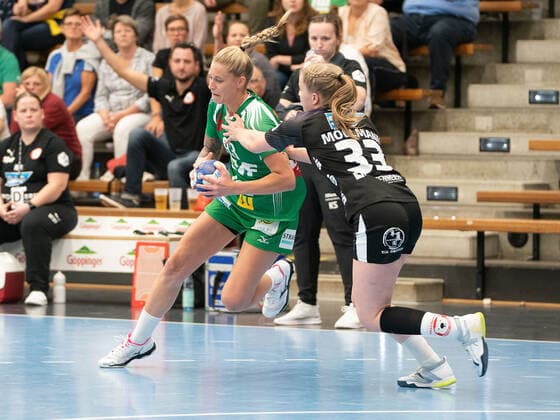 Tina Welter (Frisch Auf Frauen 93) gegen Amelie Moellmann (Kurpfalz Baeren 33), Frisch Auf! Frauen vs. Kurpfalz-Baeren, Handball, Frauen, 1. Bundesliga, 21.09.2019 Frisch Auf! Frauen vs. Kurpfalz-Baeren, Handball, Frauen, 1. Bundesliga, 21.09.2019 Goeppingen Copyright: xEIBNER Michael_Schmidtx EP_MST