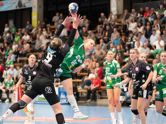 Romy Morf-Bachmann (Frisch Auf Frauen 18) gegen Lena Feiniler (Kurpfalz Baeren 09), Frisch Auf! Frauen vs. Kurpfalz-Baeren, Handball, Frauen, 1. Bundesliga, 21.09.2019 Frisch Auf! Frauen vs. Kurpfalz-Baeren, Handball, Frauen, 1. Bundesliga, 21.09.2019 Goeppingen Copyright: xEIBNER Michael_Schmidtx EP_MST