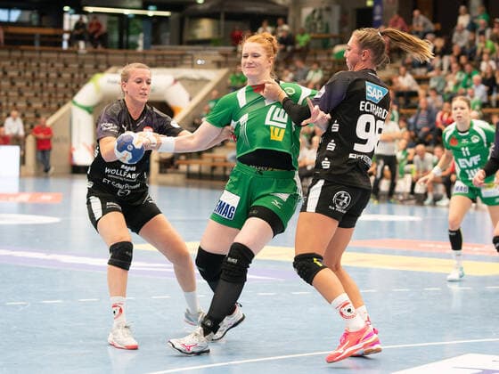 Lina Krhlikar (Frisch Auf Frauen 32) gegen Lara Eckhardt (Kurpfalz Baeren 96) und Samira Brand (Kurpfalz Baeren 17), Frisch Auf! Frauen vs. Kurpfalz-Baeren, Handball, Frauen, 1. Bundesliga, 21.09.2019 Frisch Auf! Frauen vs. Kurpfalz-Baeren, Handball, Frauen, 1. Bundesliga, 21.09.2019 Goeppingen Copyright: xEIBNER Michael_Schmidtx EP_MST
