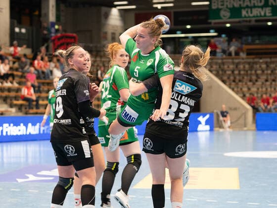 Annika Blanke (Frisch Auf Frauen 05) gegen Amelie Moellmann (Kurpfalz Baeren 33), Frisch Auf! Frauen vs. Kurpfalz-Baeren, Handball, Frauen, 1. Bundesliga, 21.09.2019 Frisch Auf! Frauen vs. Kurpfalz-Baeren, Handball, Frauen, 1. Bundesliga, 21.09.2019 Goeppingen Copyright: xEIBNER Michael_Schmidtx EP_MST