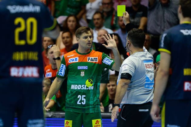22.09.2019, xtgx, Handball Liqui Moly HBL, SC Magdeburg - Rhein Neckar Loewen emspor, v.l. Marko Bezjak (Magdeburg, 25) Gelbe Karte, yellow card Reklamiert, beschwert sich, schimpft GETEC Arena