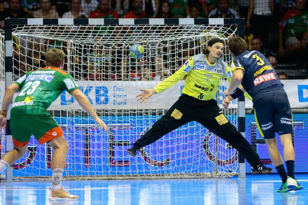 22.09.2019, xtgx, Handball Liqui Moly HBL, SC Magdeburg - Rhein Neckar Loewen emspor, v.l. Jannick Green Krejberg (Magdeburg, 16) gegen Uwe Gensheimer (Rhein Neckar Loewen, 3) wirft Tor, Torschütze, erzielt Tor, Treffer, scores the goal siebenmeter GETEC Arena
