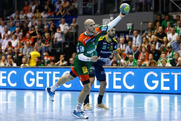 22.09.2019, xtgx, Handball Liqui Moly HBL, SC Magdeburg - Rhein Neckar Loewen emspor, v.l. Tim Hornke (Magdeburg, 17 wirft Tor, Torschütze, erzielt Tor, Treffer, scores the goal siebenmeter GETEC Arena