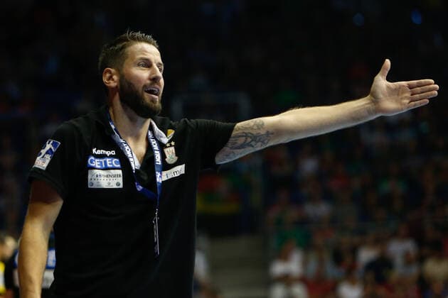 22.09.2019, xtgx, Handball Liqui Moly HBL, SC Magdeburg - Rhein Neckar Loewen emspor, v.l. Bennet Wiegert (Magdeburg, Trainer) gibt Anweisungen, gestikuliert mit den Armen, gesticulate, gives instructions Reklamiert, beschwert sich, schimpft GETEC Arena