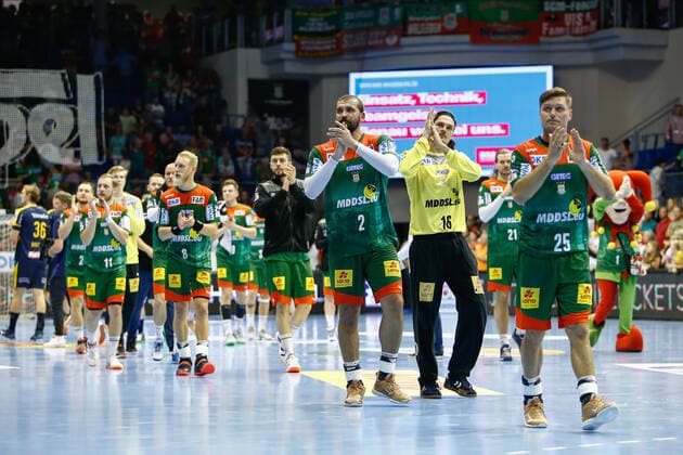 22.09.2019, xtgx, Handball Liqui Moly HBL, SC Magdeburg - Rhein Neckar Loewen emspor, v.l. Magdeburgs Spieler um Zeljko Musa (Magdeburg, 2), Jannick Green Krejberg (Magdeburg, 16) und Marko Bezjak (Magdeburg, 25) bedanken sich bei den Fans, enttäuscht, schaut enttäuscht, niedergeschlagen, disappointed GETEC Arena