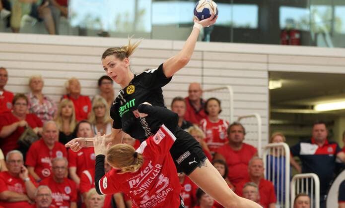 Handball 1. Bundesliga Damen THC - Borussia Dortmund 22.09.2019, Erfurt, Riethsporthalle, Handball 1.Bundesliga Damen, Saison 2019 2020, Thüringer Handballclub, THC - Borussia Dortmund im Bild Maike Schmelzer (THC) gegen Aleksandra Zych (Dortmund)