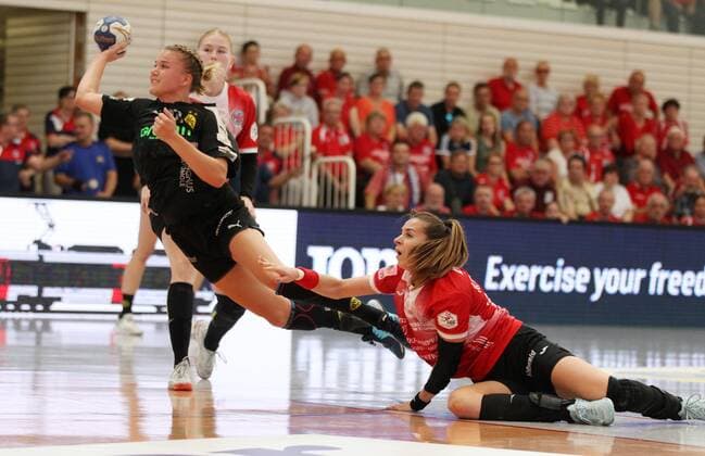 Handball 1. Bundesliga Damen THC - Borussia Dortmund 22.09.2019, Erfurt, Riethsporthalle, Handball 1.Bundesliga Damen, Saison 2019 2020, Thüringer Handballclub, THC - Borussia Dortmund im Bild Iveta Koresova (THC) gegen Merel Freriks (Dortmund)