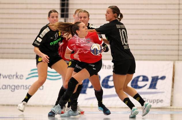 Handball 1. Bundesliga Damen THC - Borussia Dortmund 22.09.2019, Erfurt, Riethsporthalle, Handball 1.Bundesliga Damen, Saison 2019 2020, Thüringer Handballclub, THC - Borussia Dortmund im Bild Iveta Koresova (THC) gegen Merel Freriks und Inger Smits (Dortmund)
