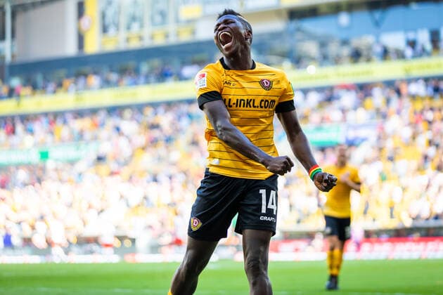 Bilder des Jahres 2019, Sport 09 September Sport Themen der Woche KW38 Sport Bilder des Tages 22.09.2019, Fussball, GER, Saison 2019 2020, 2. Bundesliga, 7. Spieltag, SG Dynamo Dresden - SSV Jahn Regensburg Jubel nach dem 2:1 Siegtreffer für Dynamo Dresden. Im Bild _ Moussa Kone DFL REGULATIONS PROHIBIT ANY USE OF PHOTOGRAPHS AS IMAGE SEQUENCES AND OR QUASI-VIDEO..) mit Moussa Kone (mi.) und Linus Wahlqvist DFL REGULATIONS PROHIBIT ANY USE OF PHOTOGRAPHS AS IMAGE SEQUENCES AND OR QUASI-VIDEO. *** 22 09 2019, Football, GER, Season 2019 2020, 2 Bundesliga, 7 Matchday, SG Dynamo Dresden SSV Jahn Regensburg Jubilation after the 2 1 winner for Dynamo Dresden In the picture Moussa Kone DFL REGULATIONS PROHIBIT ANY USE OF PHOTOGRAPHS AS IMAGE SEQUENCES AND OR QUASI VIDEO with Moussa Kone mi and Linus Wahlqvist DFL REGULATIONS PROHIBIT ANY USE OF PHOTOGRAPHS AS IMAGE SEQUENCES AND OR QUASI VIDEO