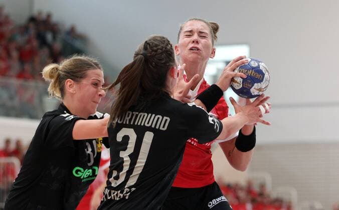 Handball 1. Bundesliga Damen THC - Borussia Dortmund 22.09.2019, Erfurt, Riethsporthalle, Handball 1.Bundesliga Damen, Saison 2019 2020, Thüringer Handballclub, THC - Borussia Dortmund im Bild Emiliy Bölk (THC) gegen Kelly Vollebregt (Dortmund)