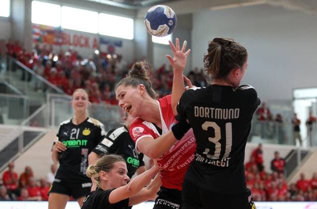 Handball 1. Bundesliga Damen THC - Borussia Dortmund 22.09.2019, Erfurt, Riethsporthalle, Handball 1.Bundesliga Damen, Saison 2019 2020, Thüringer Handballclub, THC - Borussia Dortmund im Bild Emiliy Bölk (THC) gegen Kelly Vollebregt (Dortmund)