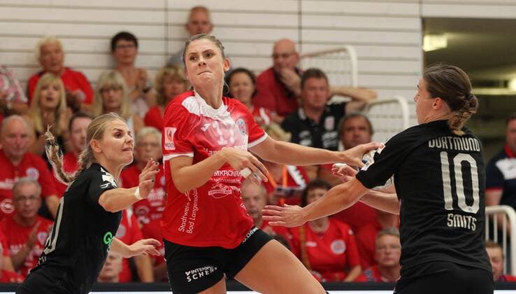 Handball 1. Bundesliga Damen THC - Borussia Dortmund 22.09.2019, Erfurt, Riethsporthalle, Handball 1.Bundesliga Damen, Saison 2019 2020, Thüringer Handballclub, THC - Borussia Dortmund im Bild Alicia Stolle (THC) gegen Merel Freriks und Inger Smits (Dortmund)