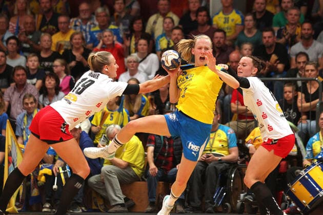 Handball, 2. HBF, HC Leipzig vs. Union Halle-Neustadt, 22.09.19 Handball, 2. Bundesliga Frauen, HBF, Saison 2019 2020, 3. Spieltag: HC Leipzig vs. SV Union Halle-Neustadt, Wildcats am 22.09.19 in der Sporthalle Bruederstrasse Leipzig. Im Bild: Jaqueline HUMMEL ( 35, HC Leipzig) gegen Lea GRUBER ( 19, Union Halle-Neustadt) und Swantje HEIMBURG ( 13, Union Halle-Neustadt) Copyright: xBEAUTIFULxSPORTS JanxKaeferx