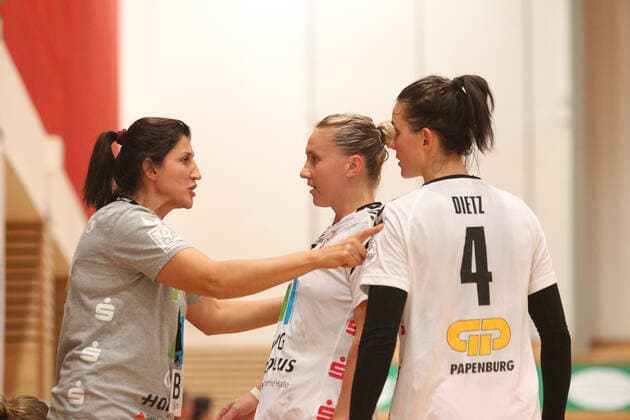 Handball, 2. HBF, HC Leipzig vs. Union Halle-Neustadt, 22.09.19 Handball, 2. Bundesliga Frauen, HBF, Saison 2019 2020, 3. Spieltag: HC Leipzig vs. SV Union Halle-Neustadt, Wildcats am 22.09.19 in der Sporthalle Bruederstrasse Leipzig. Im Bild: von links: Trainerin Tanja LOGVIN (Union Halle-Neustadt), Saskia LANG ( 5, Union Halle-Neustadt), Pia DIETZ ( 4, Union Halle-Neustadt) Copyright: xBEAUTIFULxSPORTS JanxKaeferx