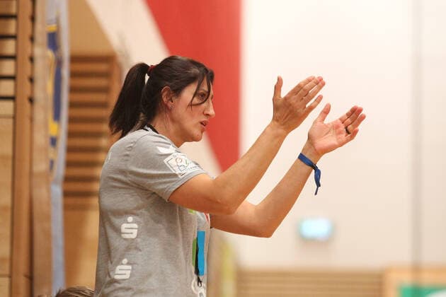 Handball, 2. HBF, HC Leipzig vs. Union Halle-Neustadt, 22.09.19 Handball, 2. Bundesliga Frauen, HBF, Saison 2019 2020, 3. Spieltag: HC Leipzig vs. SV Union Halle-Neustadt, Wildcats am 22.09.19 in der Sporthalle Bruederstrasse Leipzig. Im Bild: Trainerin Tanja LOGVIN (Union Halle-Neustadt) Copyright: xBEAUTIFULxSPORTS JanxKaeferx