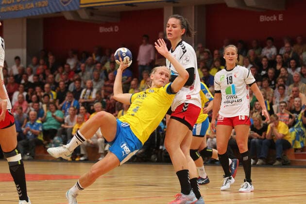 Handball, 2. HBF, HC Leipzig vs. Union Halle-Neustadt, 22.09.19 Handball, 2. Bundesliga Frauen, HBF, Saison 2019 2020, 3. Spieltag: HC Leipzig vs. SV Union Halle-Neustadt, Wildcats am 22.09.19 in der Sporthalle Bruederstrasse Leipzig. Im Bild: Jaqueline HUMMEL ( 35, HC Leipzig) gegen Pia DIETZ ( 4, Union Halle-Neustadt) Copyright: xBEAUTIFULxSPORTS JanxKaeferx