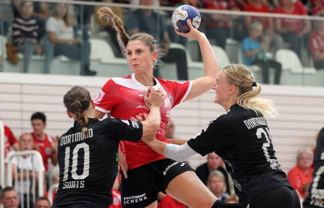 Handball 1. Bundesliga Damen THC - Borussia Dortmund 22.09.2019, Erfurt, Riethsporthalle, Handball 1.Bundesliga Damen, Saison 2019 2020, Thüringer Handballclub, THC - Borussia Dortmund im Bild Alicia Stolle (THC) gegen Inger Smits und Kelly Dulfer (Dortmund)