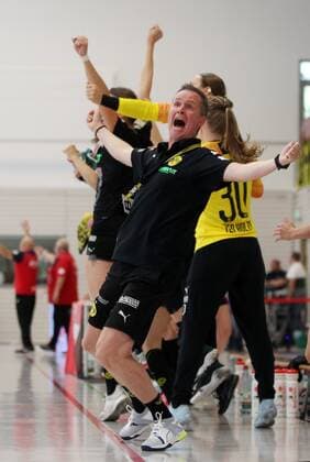 Sport Bilder des Tages Handball 1. Bundesliga Damen THC - Borussia Dortmund 22.09.2019, Erfurt, Riethsporthalle, Handball 1.Bundesliga Damen, Saison 2019 2020, Thüringer Handballclub, THC - Borussia Dortmund im Bild Schlussjubel Trainer Andre Fuhr (Dortmund) nach dem Sieg in letzter Minute