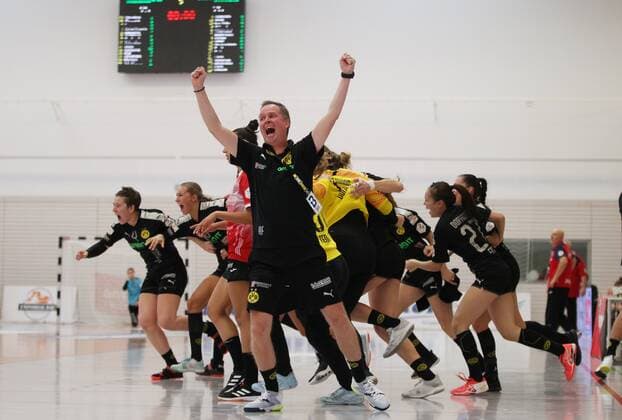 Handball 1. Bundesliga Damen THC - Borussia Dortmund 22.09.2019, Erfurt, Riethsporthalle, Handball 1.Bundesliga Damen, Saison 2019 2020, Thüringer Handballclub, THC - Borussia Dortmund im Bild Schlussjubel Trainer Andre Fuhr (Dortmund) nach dem Sieg in letzter Minute