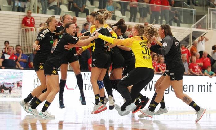 Handball 1. Bundesliga Damen THC - Borussia Dortmund 22.09.2019, Erfurt, Riethsporthalle, Handball 1.Bundesliga Damen, Saison 2019 2020, Thüringer Handballclub, THC - Borussia Dortmund im Bild Schlussjubel Dortmund nach dem Sieg in letzer Minute
