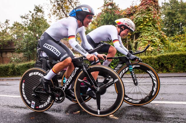 Das Team Deutschland mit Lisa Brennauer (GER) - Lisa Klein (GER) - Mieke Kröger (GER) - Tony Martin (GER) - Nils Politt (GER) und Jasha Sütterlin (GER) - Aktion Rennszene - Querformat - quer - horizontal - Event Veranstaltung: Strassen Rad WM Yorkshire - Teamzeitfahren - Team Time Trial Mixed Relay - Contre la Montre par Equipes Relais miste - Ort Location: Harrogate - Region: Yorkshire - Land Country: Grossbritanien Great Britain - Datum Date: 22.09.2019