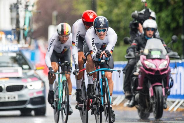 Das Team Deutschland mit Lisa Brennauer (GER) - Lisa Klein (GER) - Mieke Kröger (GER) - Tony Martin (GER) - Nils Politt (GER) und Jasha Sütterlin (GER) - Aktion Rennszene - Querformat - quer - horizontal - Event Veranstaltung: Strassen Rad WM Yorkshire - Teamzeitfahren - Team Time Trial Mixed Relay - Contre la Montre par Equipes Relais miste - Ort Location: Harrogate - Region: Yorkshire - Land Country: Grossbritanien Great Britain - Datum Date: 22.09.2019